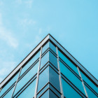 Blick auf ein Hochhaus aus Glas
