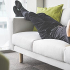Schlafender Mann auf einem Sofa