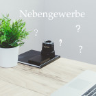 Ein Schreibtisch, der Titel Nebengewerbe und viele Fragezeichen