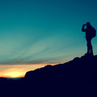 Die Silhouette eines Bergsteigers.