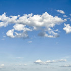 Weiße Wolken vor blauem Himmel
