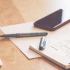 Unterlagen und Stift liegen auf einem Schreibtisch