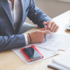 Business Mann sitzt am Schreibtisch