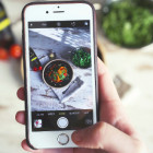 Aufnahme von Handy, das Essen fotografiert