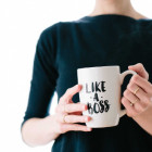 Frau hält eine Tasse mit der Aufschrift: Like a boss