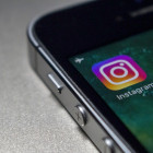 Instagram-Symbol auf einem Handy-Display