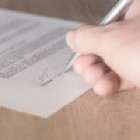 Blatt mit einer Unterschrift.