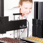 Eine Köchin bedient den 3D-Drucker