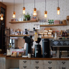 Ein Mann steht hinter einer Theke in einem Cafe