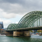 Blick auf den Rhein und die Hohenzollernbrücke in Köln