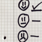 Drei verschiedene Smileys stehen untereinander. Angekreuzt wurde der lachende Smiley.