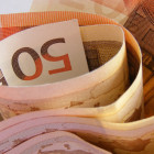 Mehrere 50-Euro-Scheine sind gerollt.