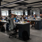 Viele Menschen sitzen in einem Büro.