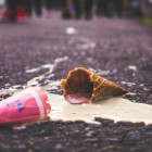 Ein Eis liegt umgefallen auf einer Straße.