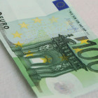 Ein Hundert Euro Schein liegt auf einem Tisch.