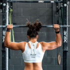 Eine Frau hebt Gewichte in einem Fitnessstudio.