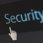 Auf einem Bildschirm erscheint das Wort Security, unter diesem ist ein Mauszeiger.