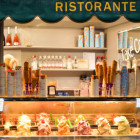 Bild eines Eisgeschäftes, über diesem eine Markise hängt, auf der Ristorante steht.