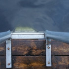 Eine Leiter, die in einen See führt