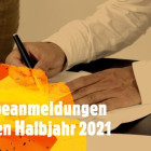 Ein Mann unterzeichnet einen Vertrag.