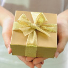 Frau mit Geschenkkarton in der Hand