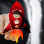 Digitale Rakete auf einem Bildschirm mit der Beschriftung Start-up