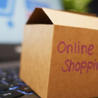 Box mit Aufschrift Online Shopping