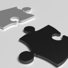 Zwei Puzzleteile liegen nebeneinander.