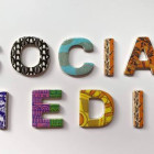 Social Media in großen Druckbuchstaben.