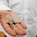Auf einer ausgestreckten Hand liegt ein Schlüssel.