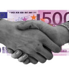 Hände schütteln. Im Hintergrund ein 500-Euro-Schein.