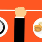 Eine Waage mit einer Seite Geld und der anderen Seite eine Uhr.