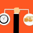 Eine Waage mit einer Seite Geld und der anderen Seite eine Uhr.