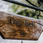 Holz-Schild mit der Aufschrift The Bell.