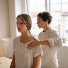 Physiotherapeutin untersucht Patientin.