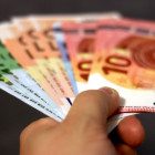 Banknoten in einer Hand.