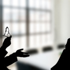 2 menschliche Silhouetten in einem Gespräch.