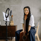 Frau mit Instrument