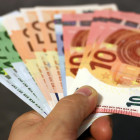 Eine Hand mit vielen Geldscheinen