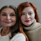 Alte Frau und junge Frau nebeneinander.