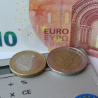 Zwei Euro-Münzen auf einem Taschenrechner