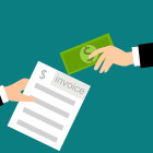 Illustration: Ein Blatt, auf dem Invoice (Rechnung) steht, wird gegen Geldschein getauscht.