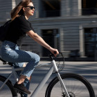 Frau fährt Fahrrad