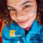 Gen Z: Junge Frau mit auffälligem Make-up
