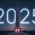Schriftzug 2025 auf Nachthimmel mit Rakete, die bereit für den Start ist