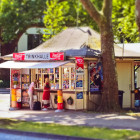Zwei Frauen stehen vor einem freistehenden Kiosk