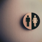 Mann und Frau Piktogramm auf Plakette an der Wand