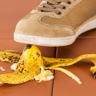 Stolperfalle: Schuh rutscht auf Banane aus.