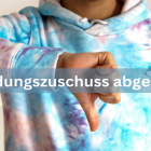 Mann zeigt einen Daumen nach unten. Schrift: Gründungszuschuss abgelehnt.