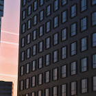 Eine Hochhausfassade mit genormten Einbaufenstern